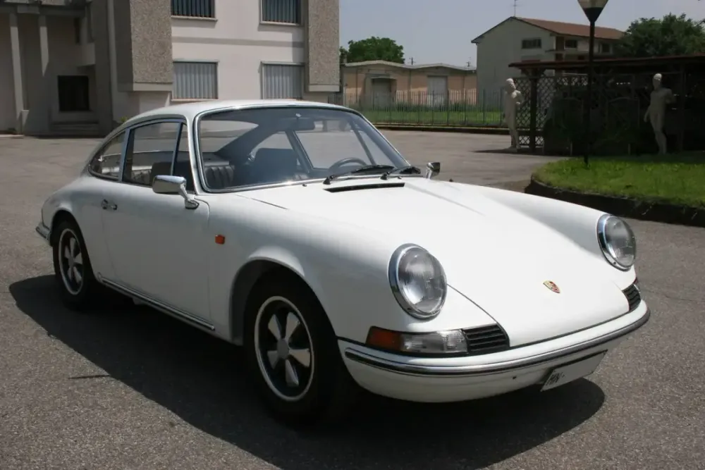 Porsche 911 del primo decennio vista di tre quarti anteriore, con i paraurti sottili in cromo