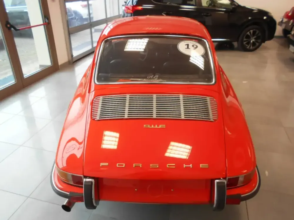 Coda di una Porsche 911 pre-paraurti con la griglia del vano motore