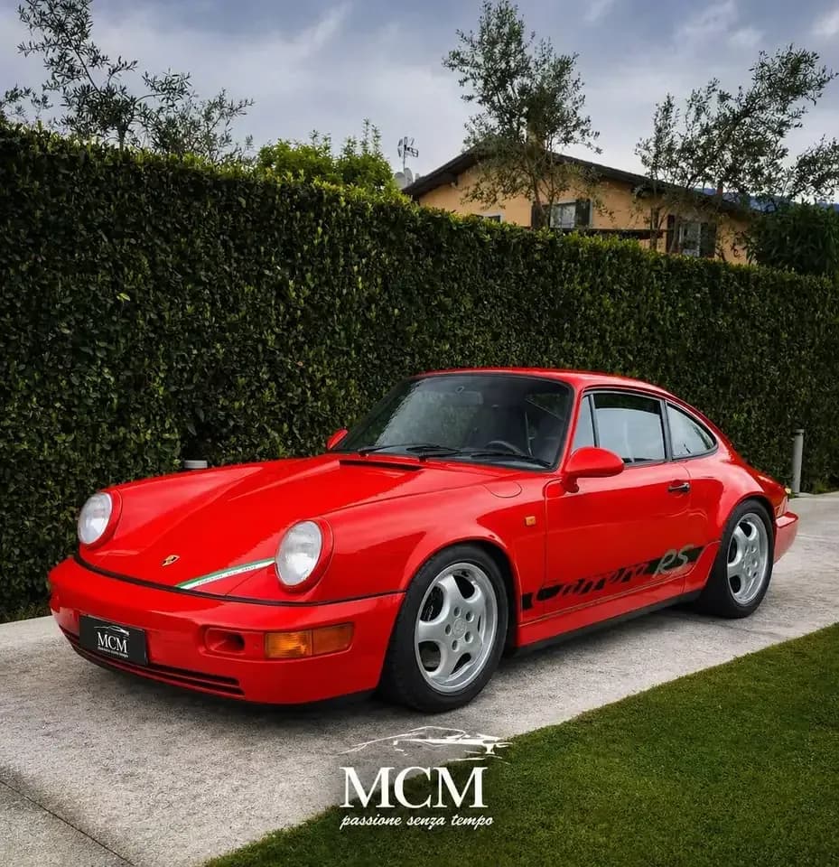 Porsche 911 964 Carrera RS rossa vista di profilo, con la scritta Carrera RS sul fianco