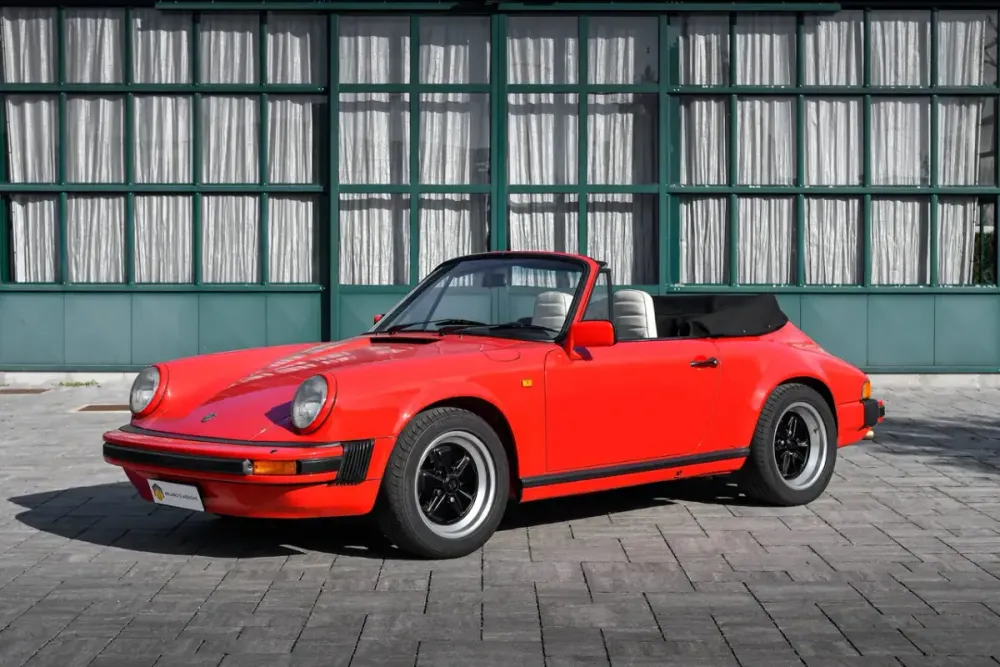 Porsche 911 Serie G rossa con capote, vista di tre quarti anteriore