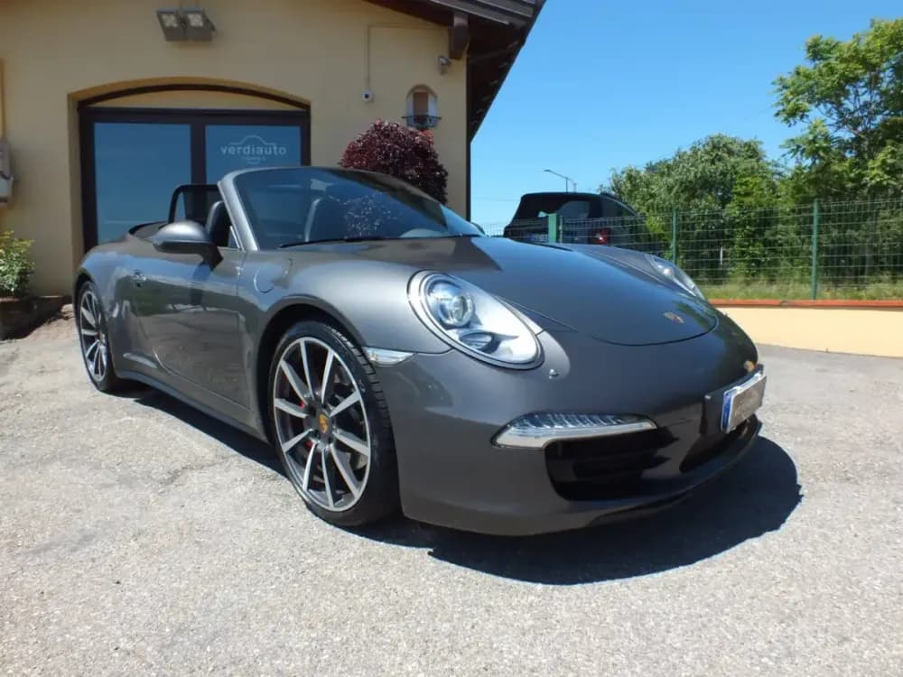 Porsche 911 991 Cabriolet grigia con la capote aperta, vista di tre quarti anteriore