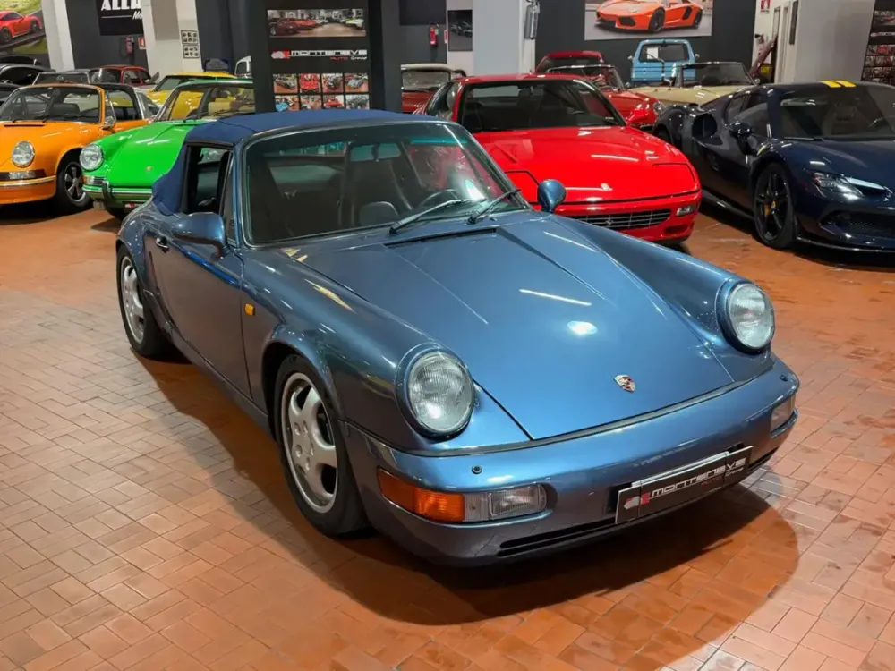 Porsche 911 964 blu vista di tre quarti anteriore, con i paraurti integrati nella carrozzeria
