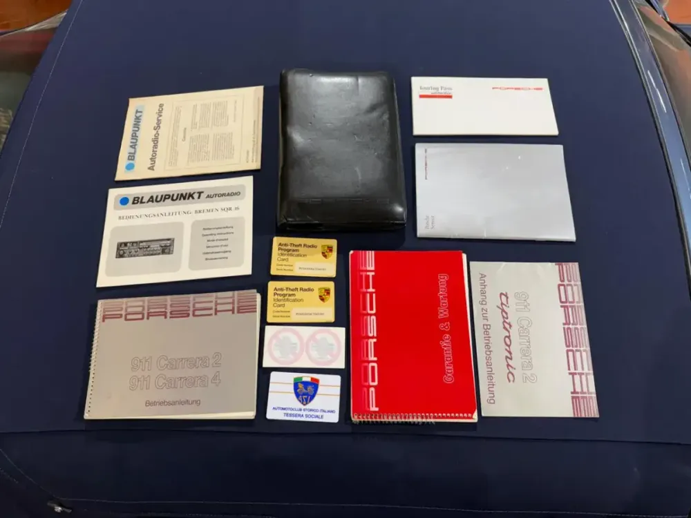 Libretti e documenti di servizio di una Porsche 911 964