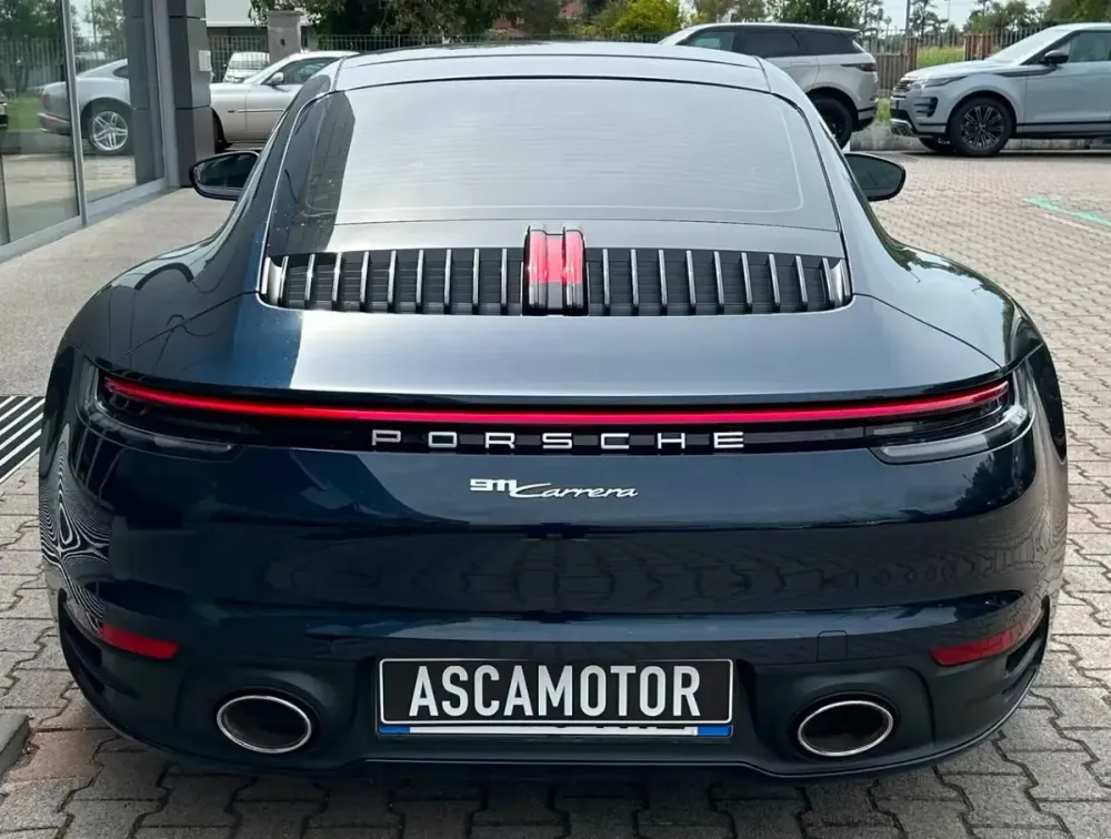 Coda di una Porsche 911 992 Carrera con i terminali di scarico