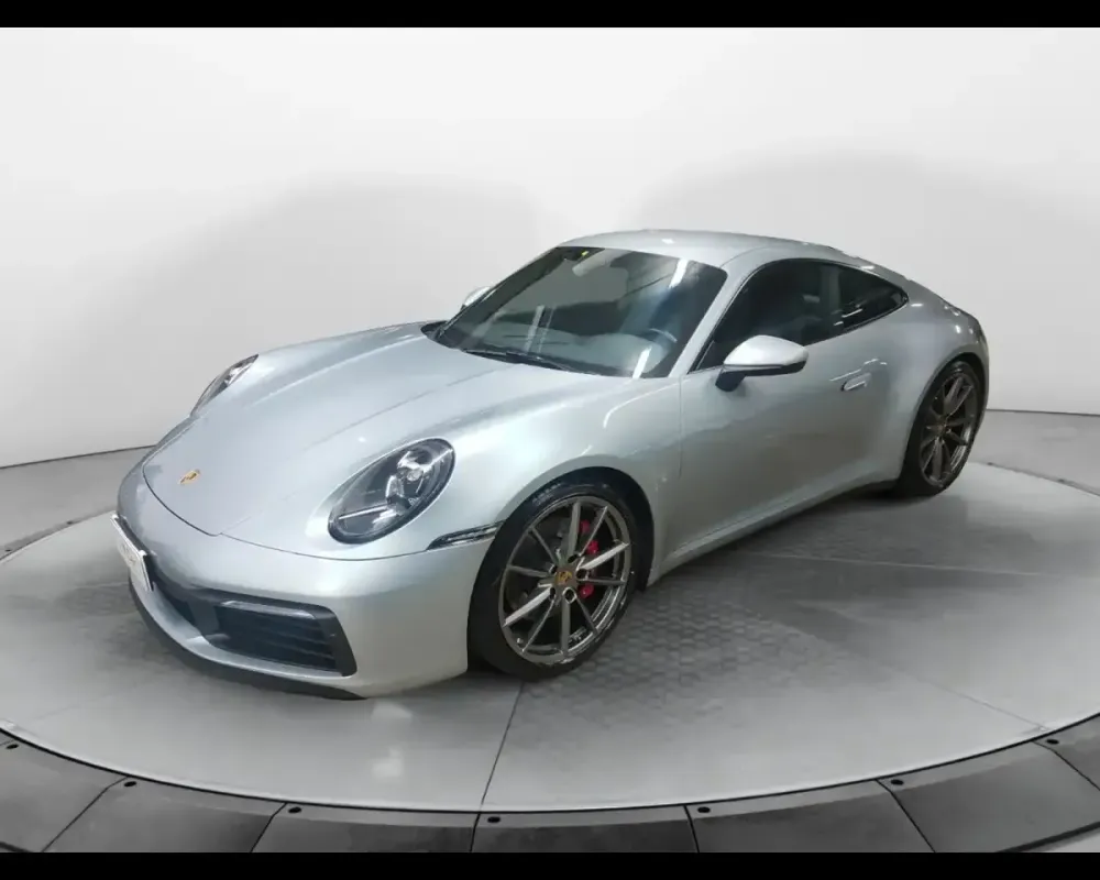 Porsche 911 992 Carrera S argento vista di tre quarti anteriore