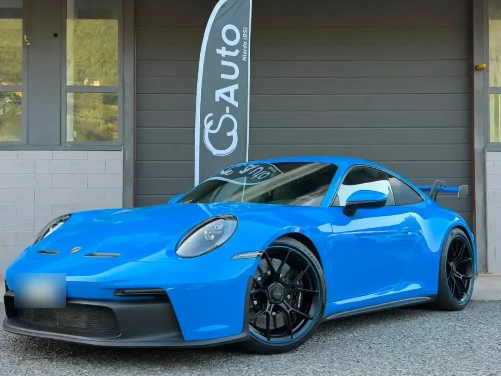 Porsche 911 992 GT3 blu vista di tre quarti anteriore