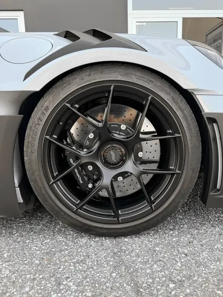 Ruota anteriore di una Porsche 911 992 GT3 RS, con cerchio a razze sottili e freno carboceramico