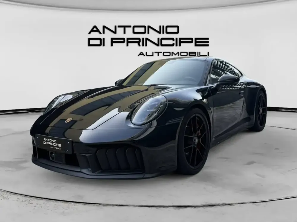 Porsche 911 992 GTS nera vista di tre quarti anteriore