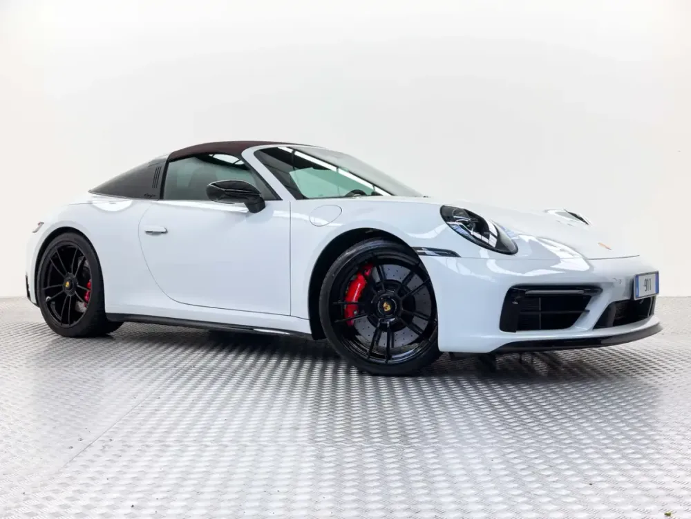 Porsche 911 992 Targa bianca vista di tre quarti anteriore, con l'arco Targa