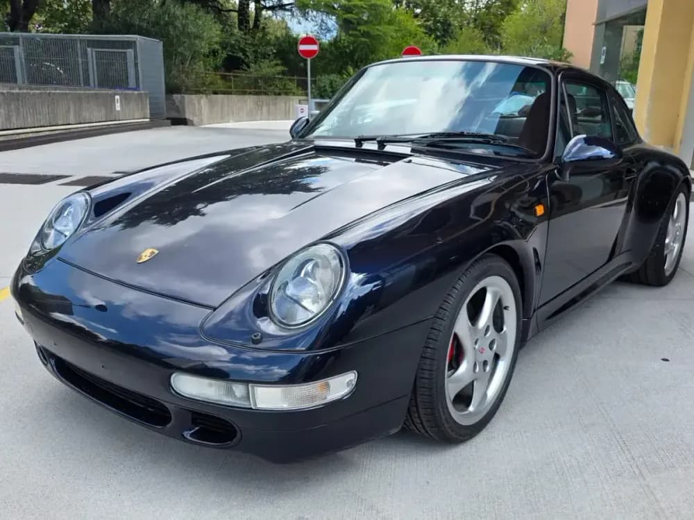 Porsche 911 993 blu notte vista di tre quarti anteriore