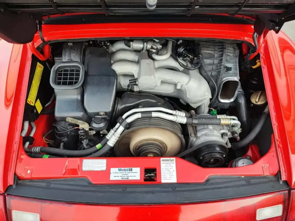 Vano motore aperto di una Porsche 911 993, con il sei cilindri boxer raffreddato ad aria
