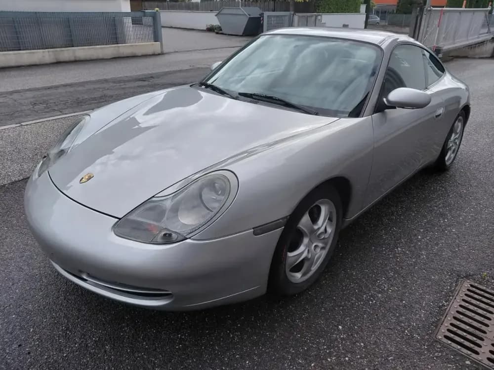 Porsche 911 996 argento vista di tre quarti anteriore