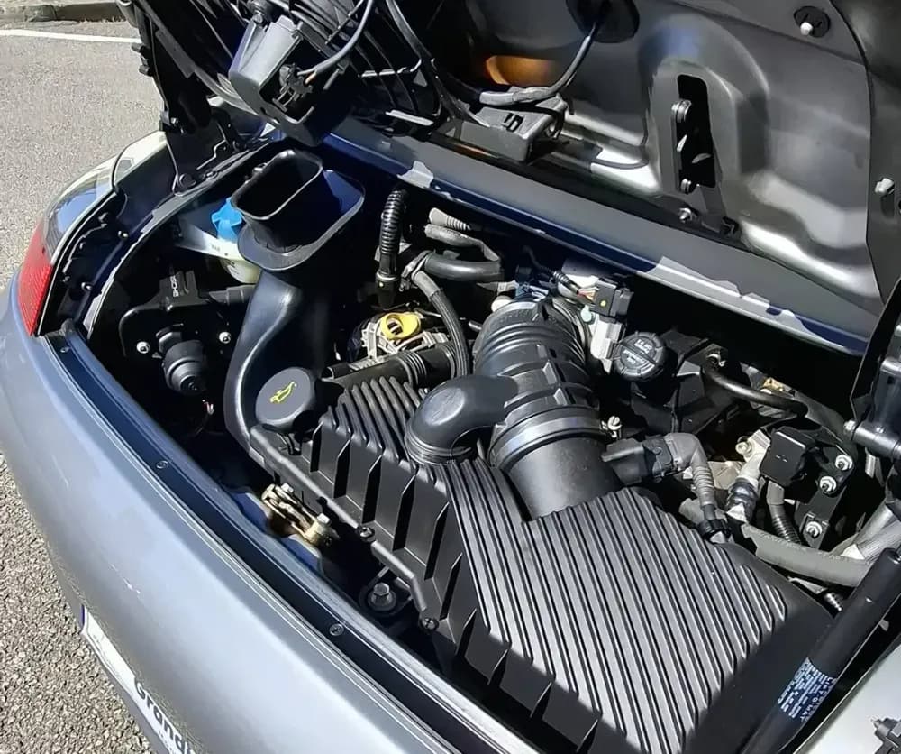 Vano motore di una Porsche 911 996, con il sei cilindri raffreddato ad acqua