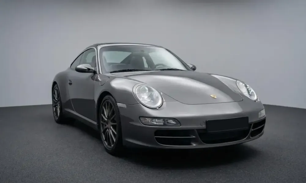 Porsche 911 997 grigia vista di tre quarti anteriore, con i fari tondi