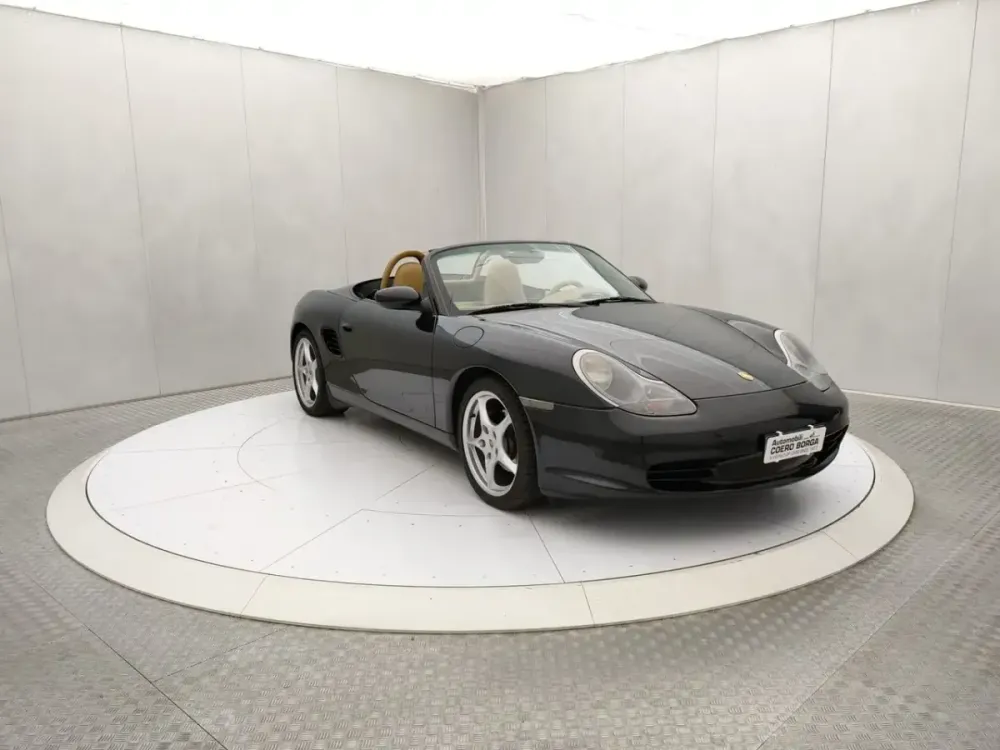 Porsche Boxster 986 nera con la capote aperta, vista di tre quarti anteriore