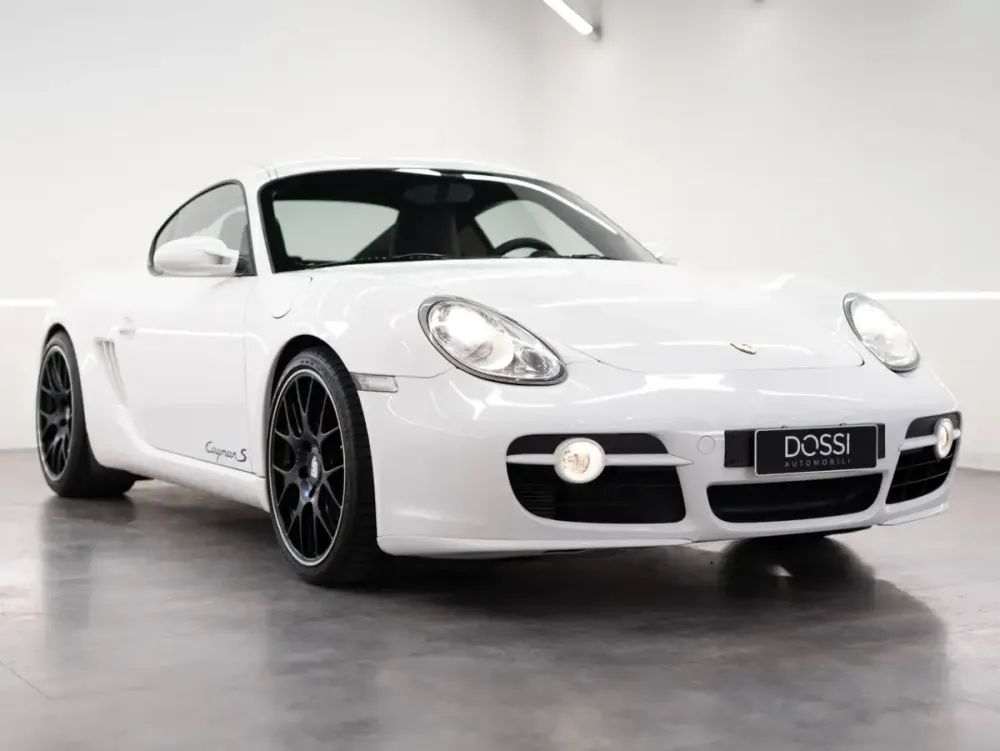 Porsche Cayman 987 bianca vista di tre quarti anteriore