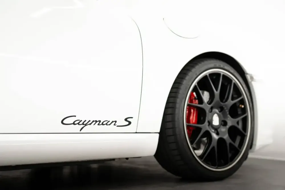 Ruota e fiancata di una Porsche Cayman S 987
