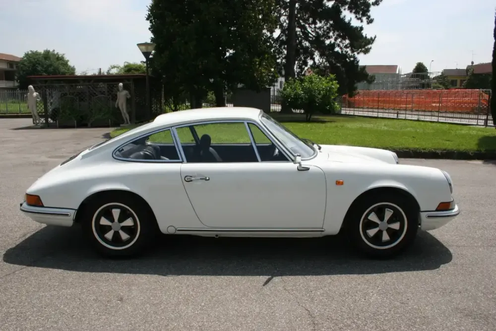 Porsche 911 pre-paraurti bianca vista di profilo