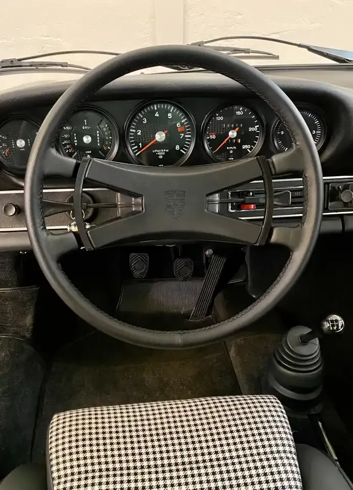Volante e strumentazione di una Porsche 911 pre-paraurti