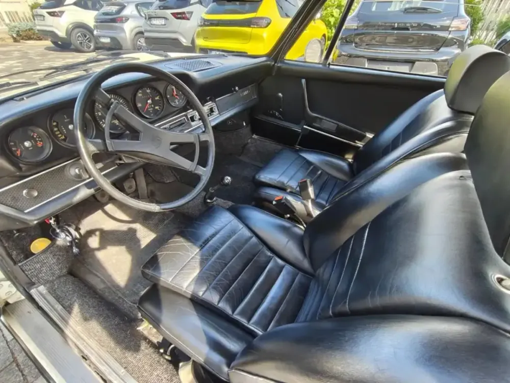 Interni in pelle di una Porsche 911 pre-paraurti