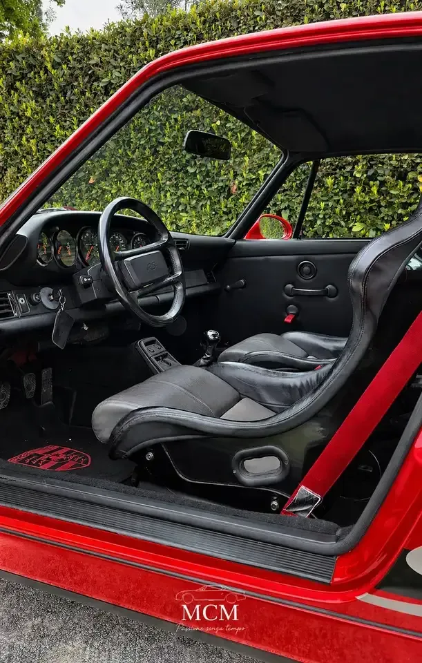 Interno sportivo di una Porsche 911 RS raffreddata ad aria, con sedile a guscio