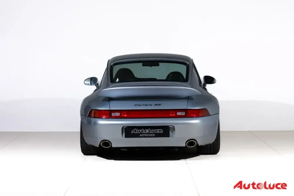 Coda di una Porsche 911 993 Carrera RS con l'ala posteriore