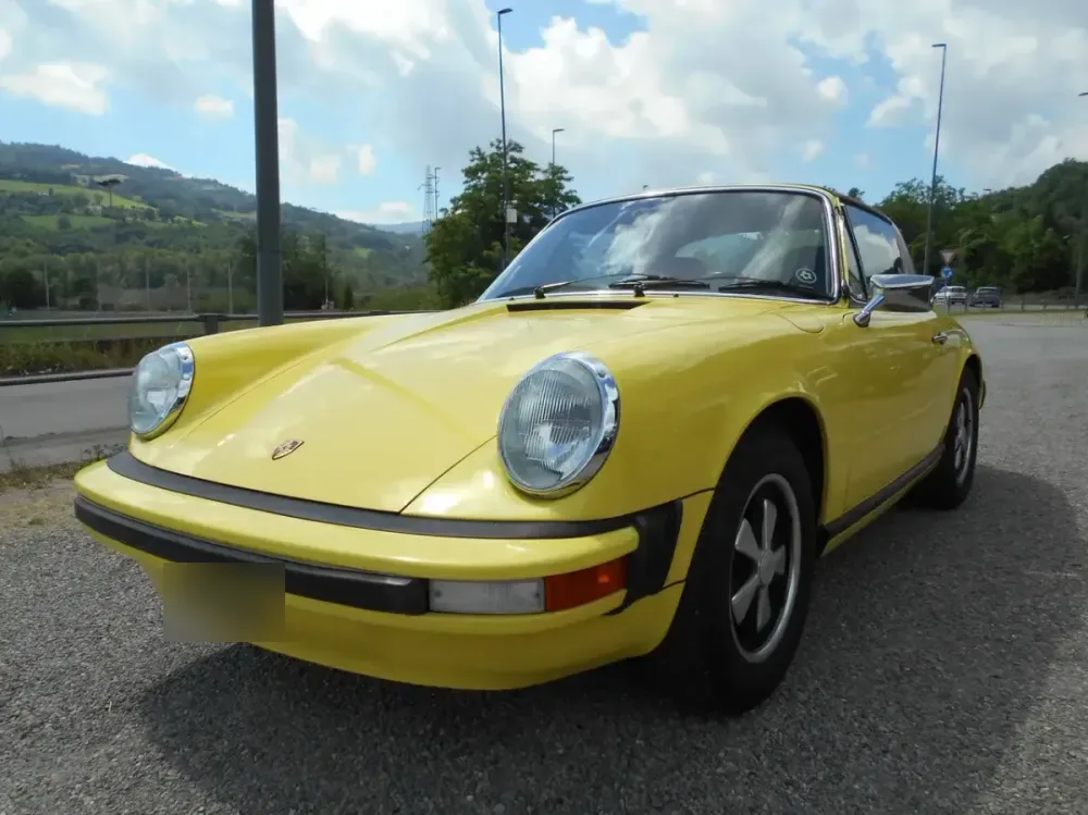 Frontale di una Porsche 911 Serie G gialla, con i paraurti a soffietto