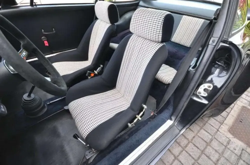 Interni di una Porsche 911 Serie G con sedili a fantasia pied-de-poule