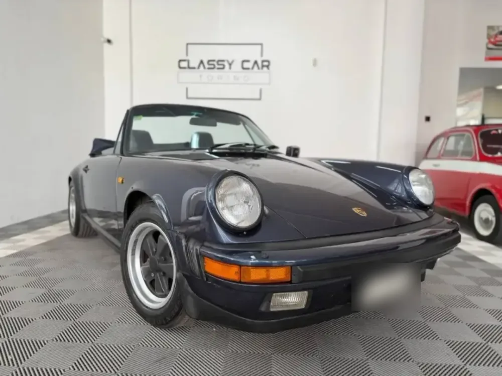 Porsche 911 Serie G vista di tre quarti anteriore, con i cerchi a cinque razze