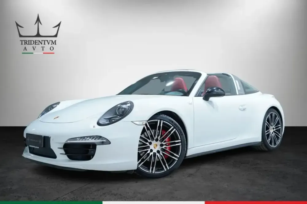 Porsche 911 991 Targa bianca vista di tre quarti anteriore, con l'arco Targa