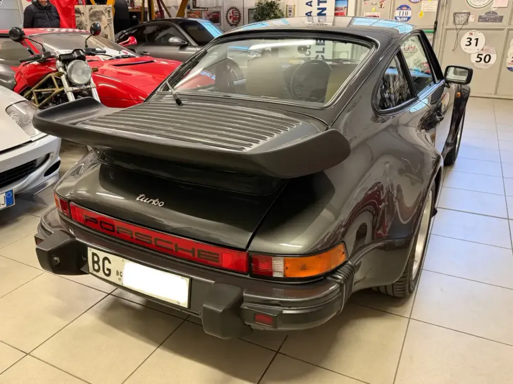 Coda di una Porsche 911 930 Turbo con l'alettone a vassoio