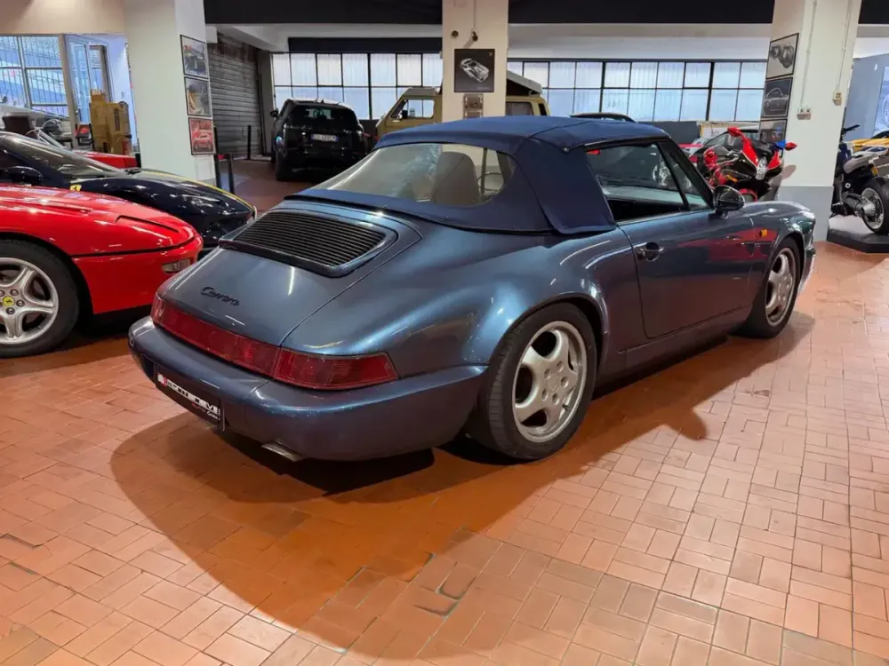 Porsche 911 964 Cabriolet blu scuro vista di tre quarti posteriore, con la capote chiusa