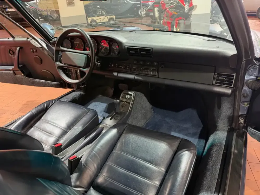 Interni di una Porsche 911 964, con plancia e sedili in pelle