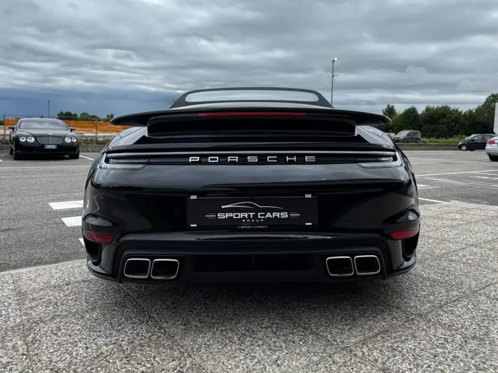 Coda di una Porsche 911 992 Turbo Cabriolet nera, con i terminali di scarico rettangolari