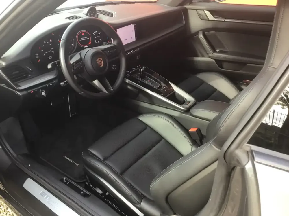 Abitacolo di una Porsche 911 992 Carrera con rivestimenti in pelle