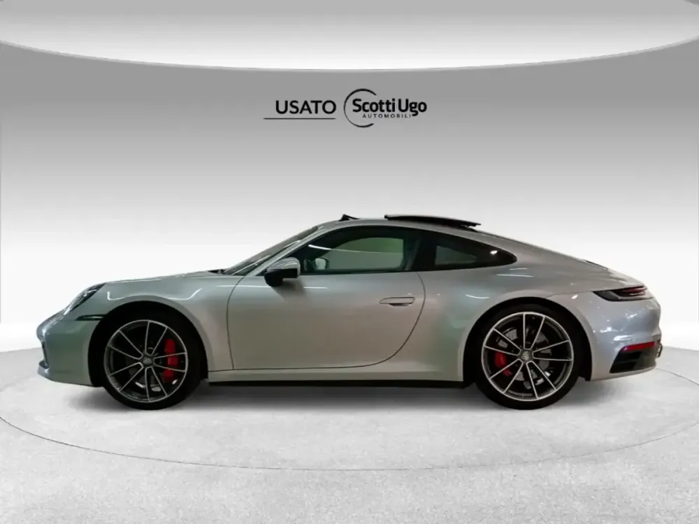 Porsche 911 992 Carrera S argento vista di profilo