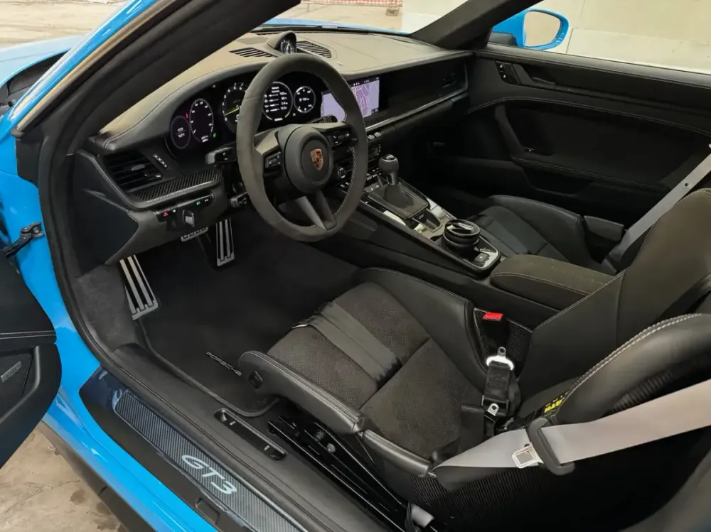 Abitacolo di una Porsche 911 992 GT3 con sedili a guscio