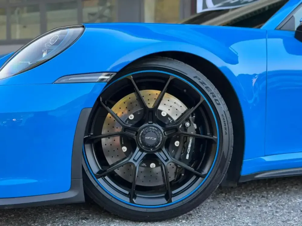 Ruota e freno anteriore di una Porsche 911 992 GT3