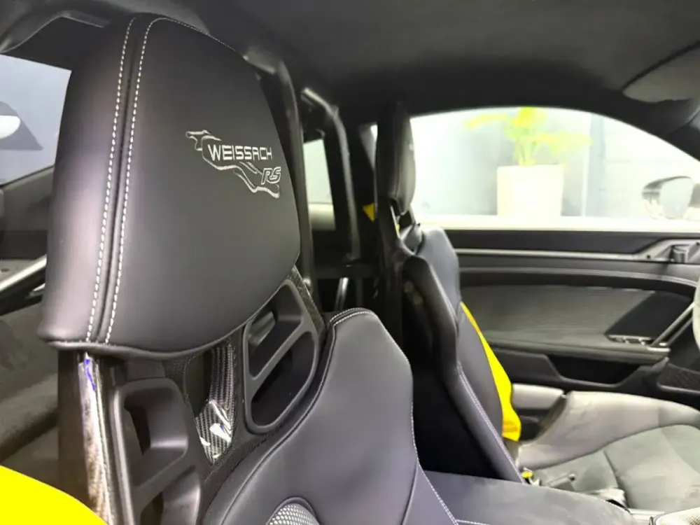 Sedile a guscio di una Porsche 911 992 GT3 RS con la scritta Weissach ricamata sul poggiatesta