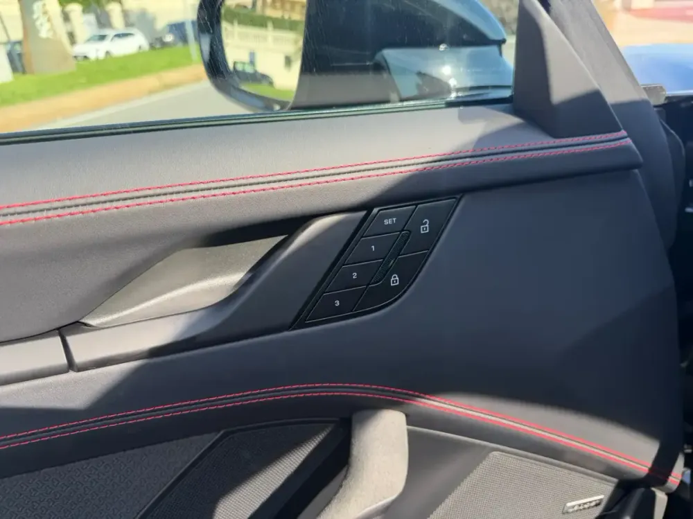 Pannello porta di una Porsche 911 992 GTS con cuciture a contrasto rosse