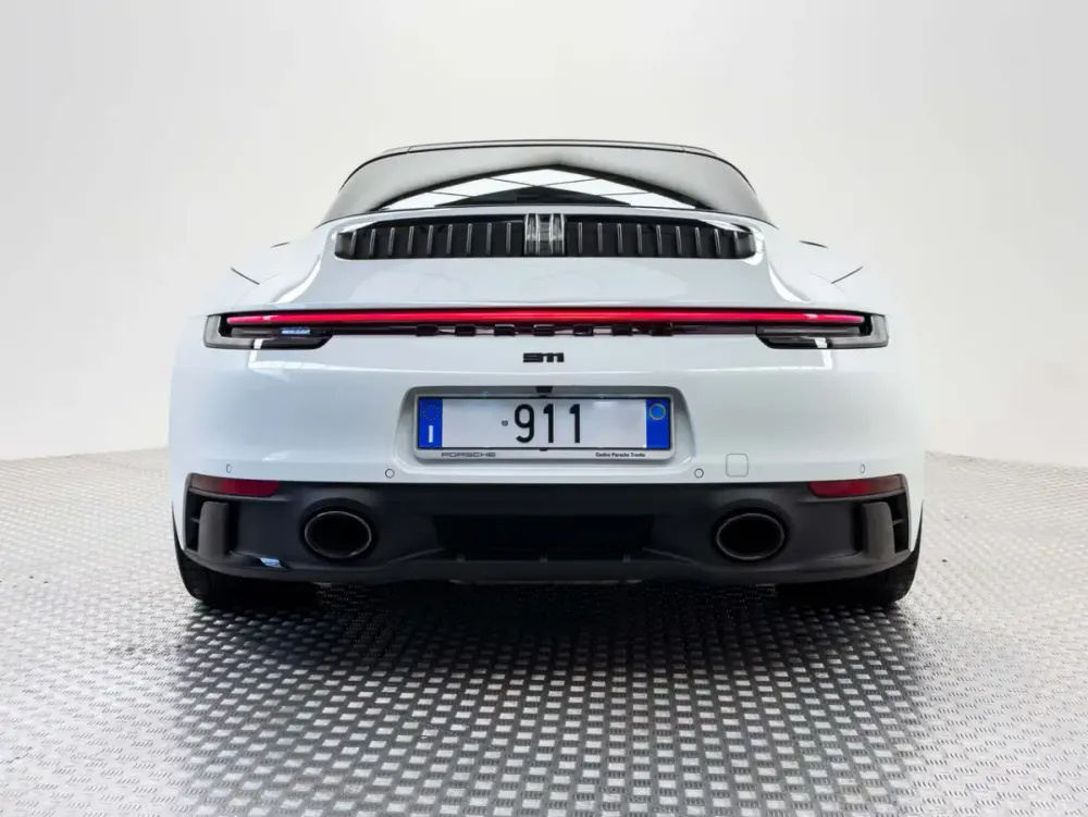 Coda di una Porsche 911 992 Targa con i terminali di scarico