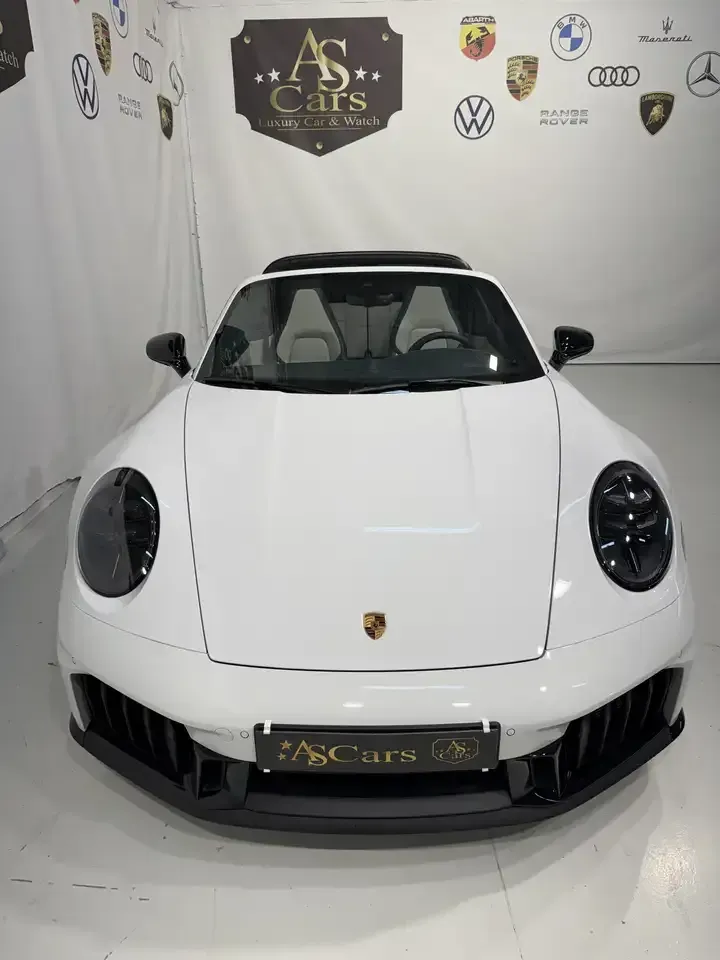 Porsche 911 992 Targa bianca vista di fronte