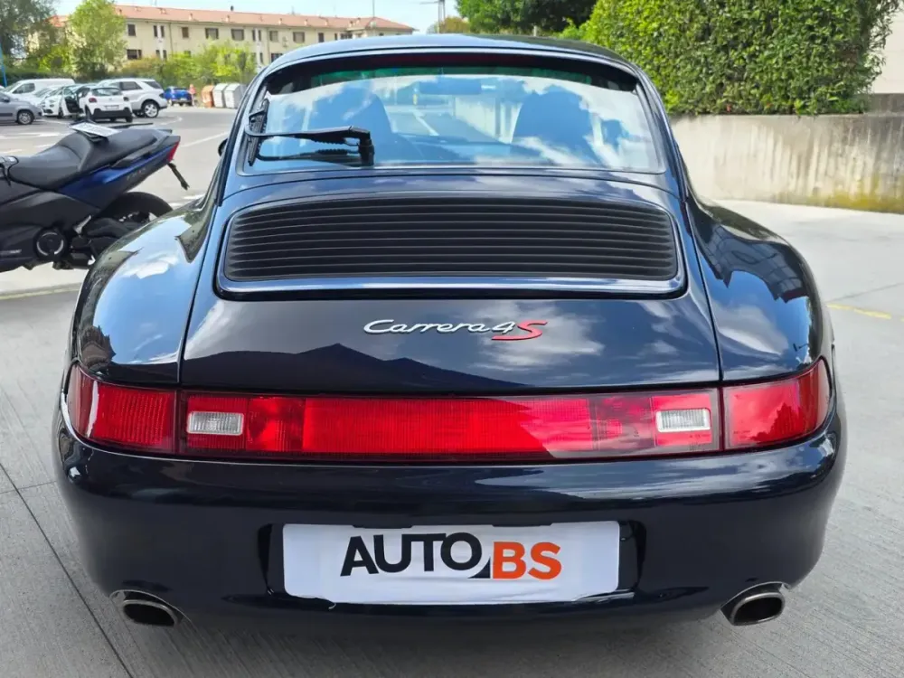 Coda larga di una Porsche 911 993 Carrera 4S