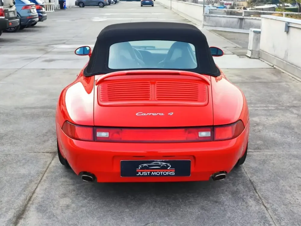 Porsche 911 993 Cabriolet rossa con capote chiusa, vista posteriore