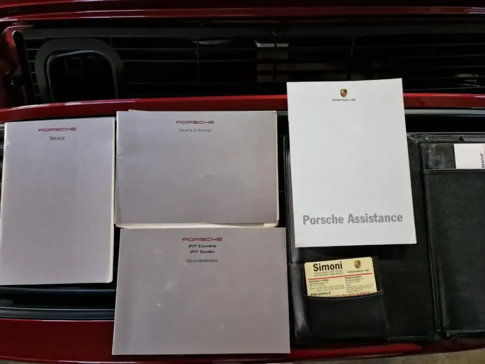 Libretti di uso e manutenzione e documenti di servizio di una Porsche 911 993