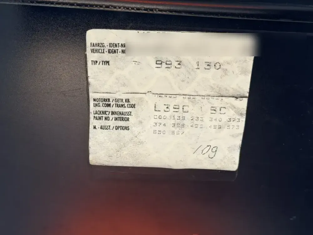 Adesivo dei dati vettura di una Porsche 911 993, con tipo, codice colore e codici degli optional
