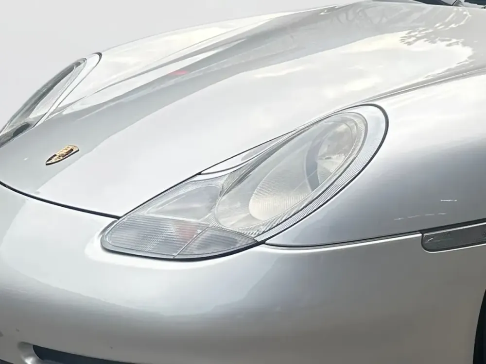 Dettaglio del faro anteriore di una Porsche 911 996