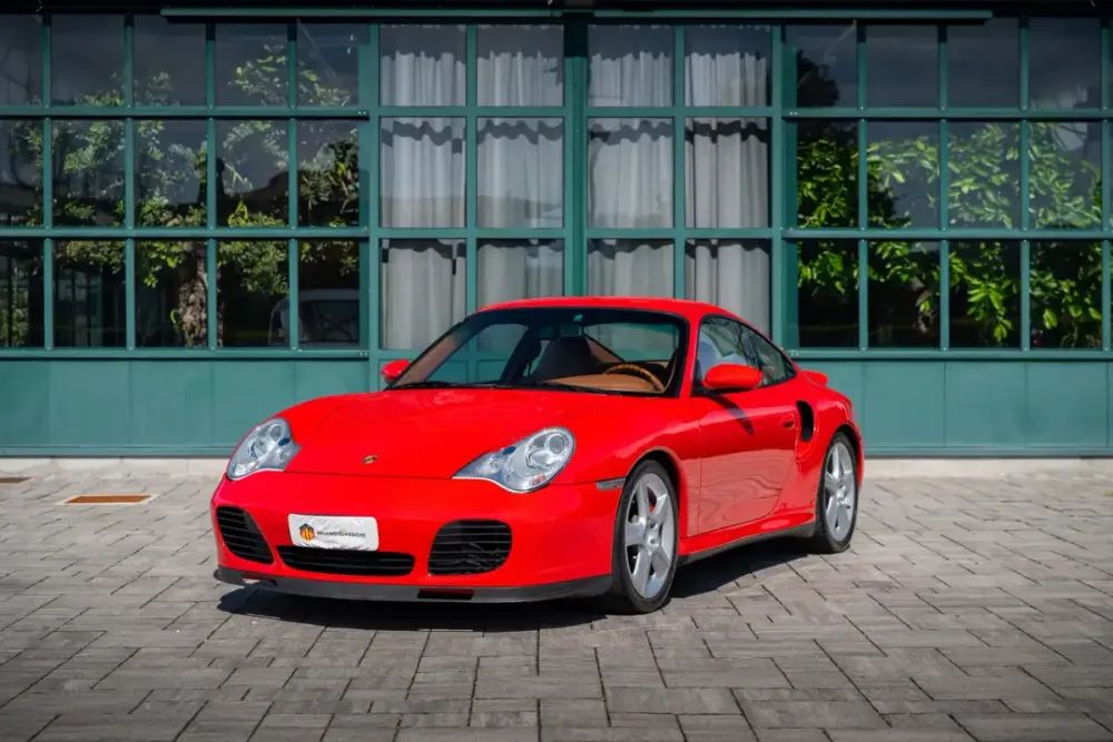 Porsche 911 996 Turbo rossa, frontale con le prese d'aria laterali