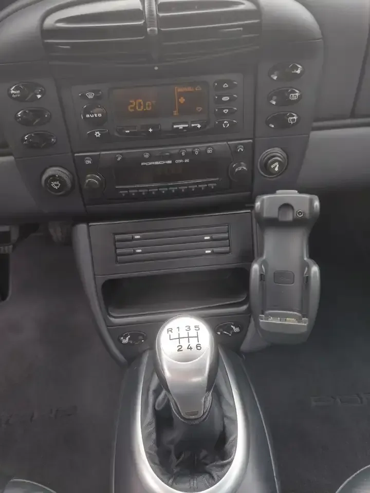 Leva del cambio manuale e consolle centrale di una Porsche 911 996