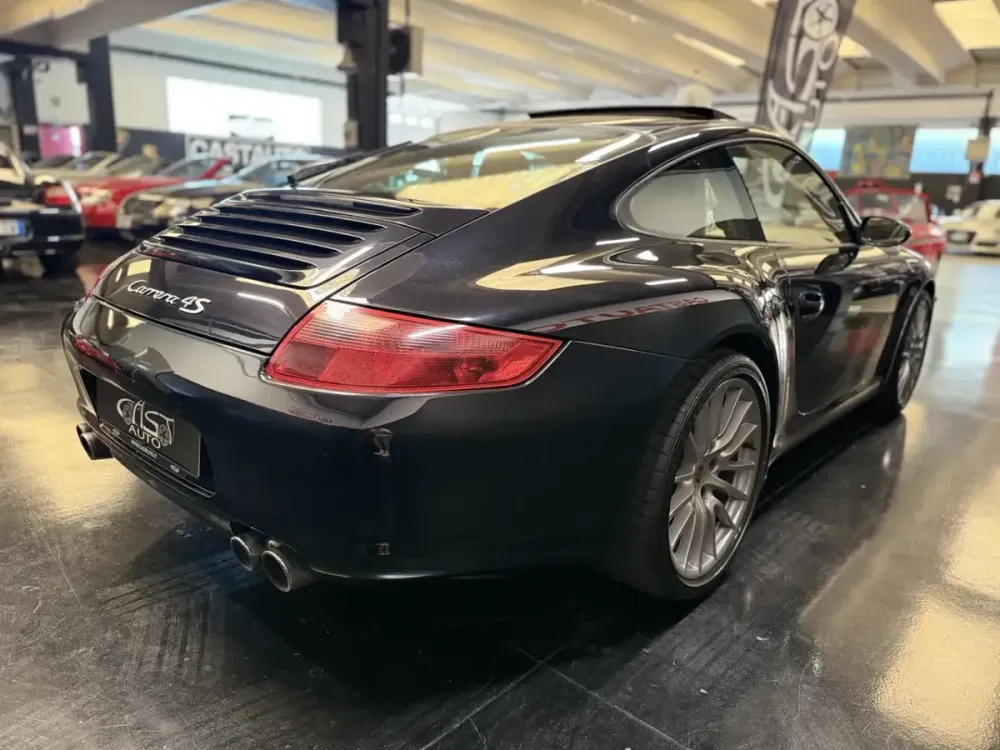 Coda di una Porsche 911 997 Carrera S con i terminali di scarico centrali